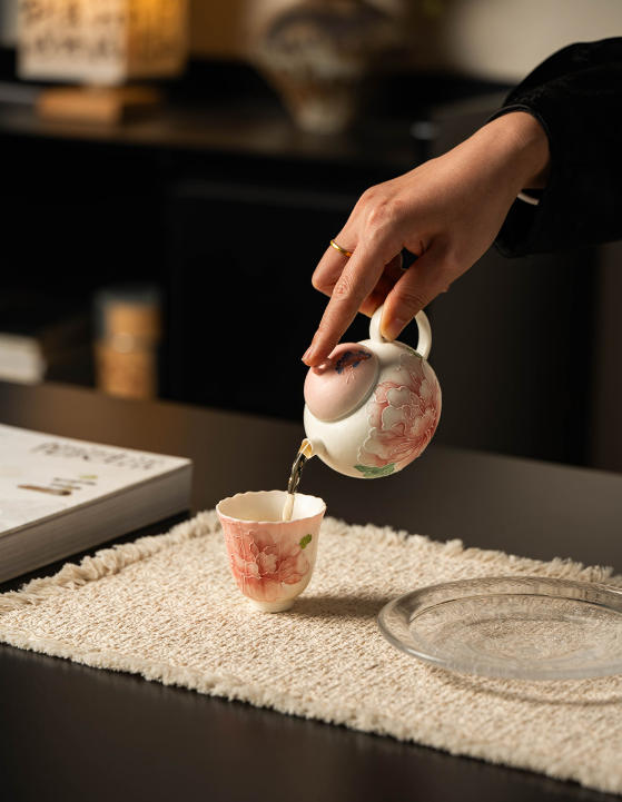 Gradual Pink Peony & Butterfly Chrysanthemum Petal Gongfu Tea Cup – 60ml
