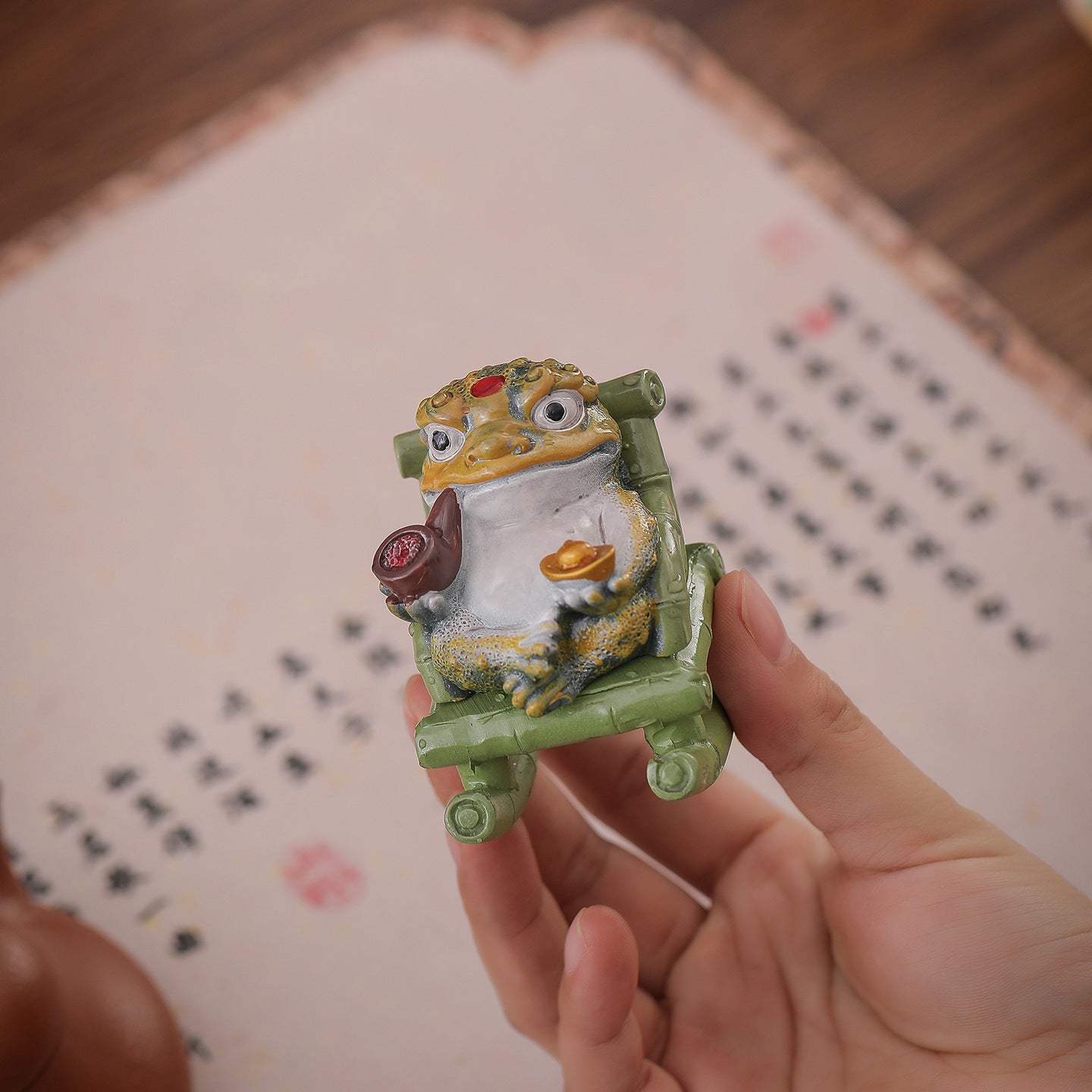 Rocking Chair Golden Toad Tea Pet – Color-Changing, Cute Resin Figurine