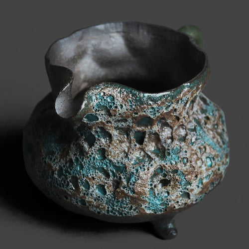 古铜釉公道杯 – 虫洞纹，三足，200毫升