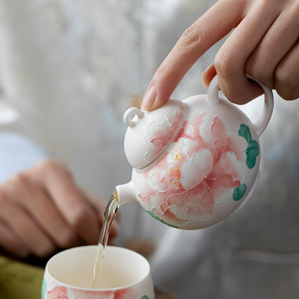 Hand-Painted Peony Porcelain Chinese Teapot – Pastel Pink, Built-in Filter, 160ml