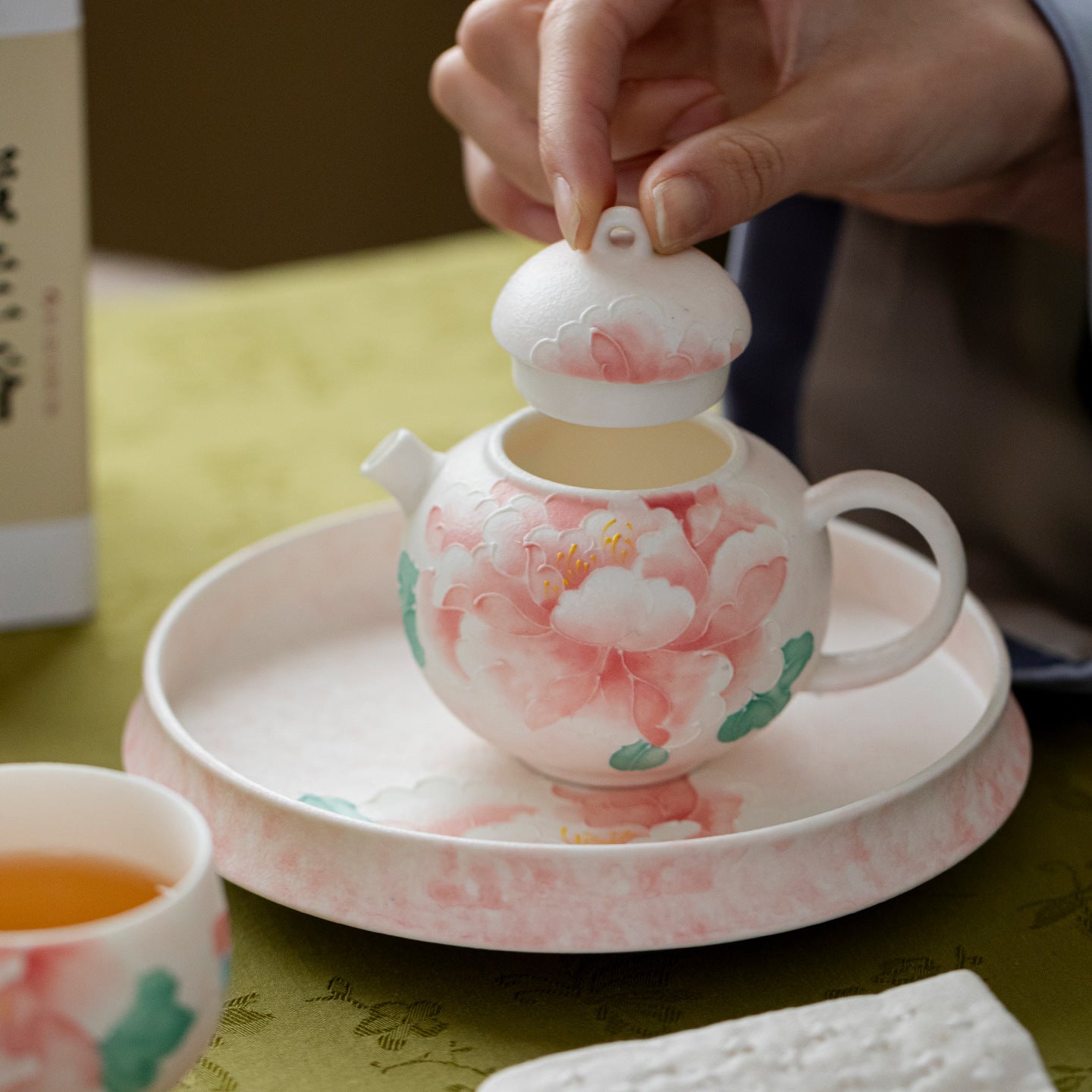 Hand-Painted Peony Porcelain Chinese Teapot – Pastel Pink, Built-in Filter, 160ml
