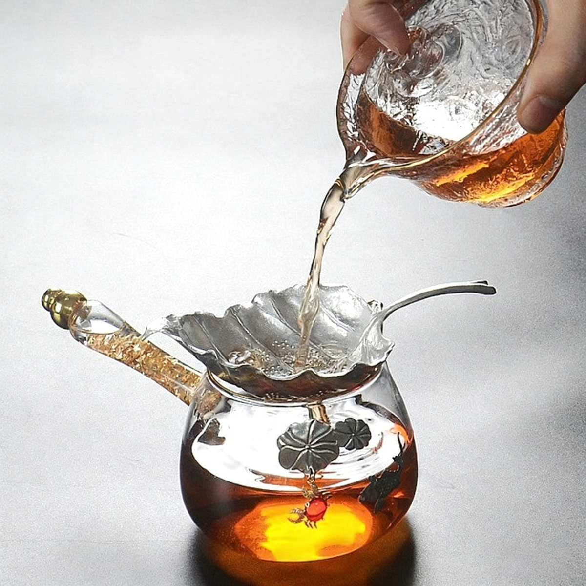 带金把手的玻璃公平杯