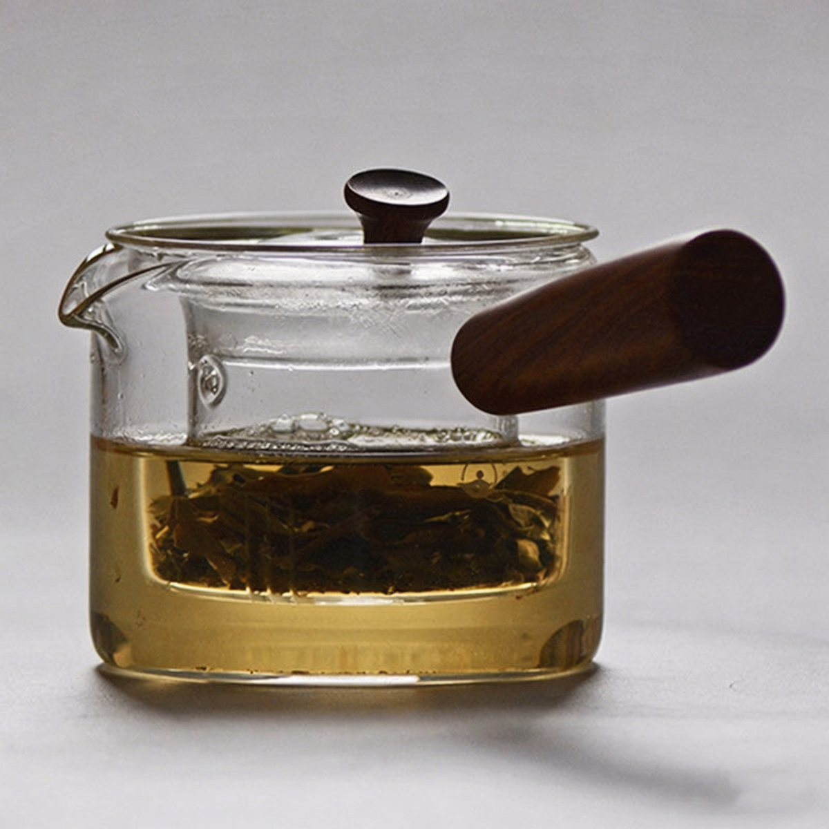 带木柄玻璃茶壶
