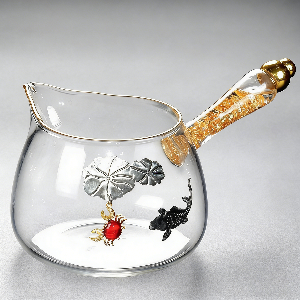 带金把手的玻璃公平杯