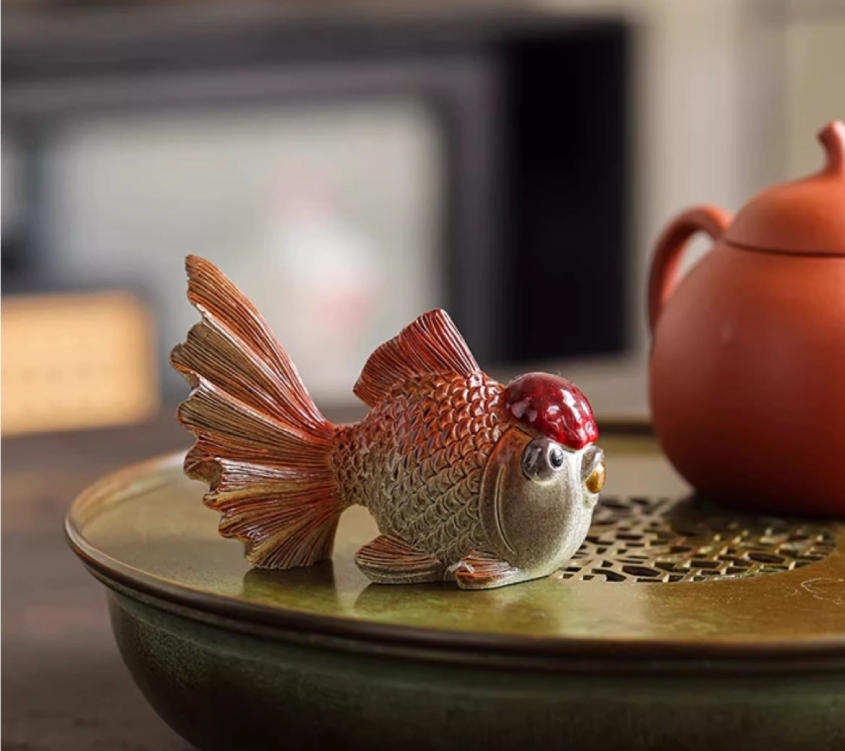 Color-Changing Goldfish Tea Pet – Cute Resin Figurine, Lucky Desk Ornament