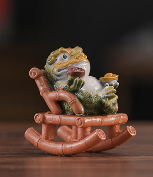 Rocking Chair Golden Toad Tea Pet – Color-Changing, Cute Resin Figurine