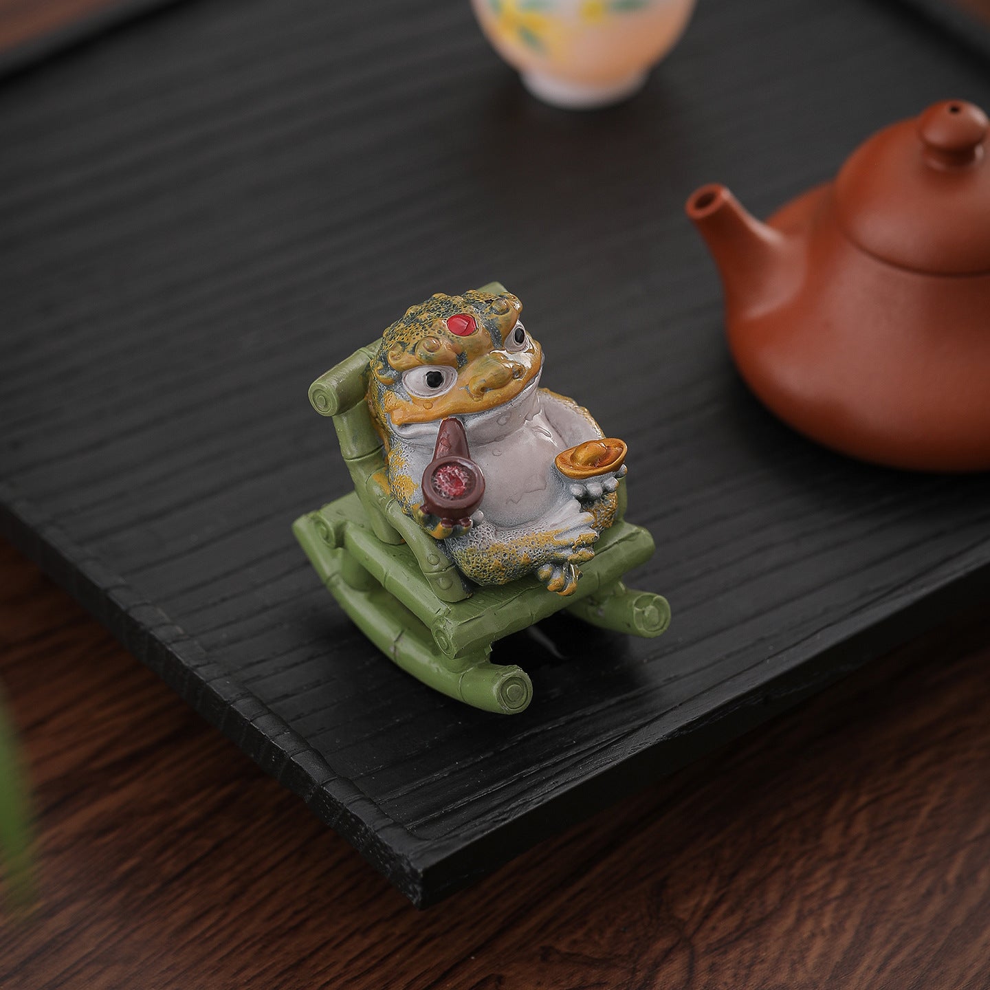 Rocking Chair Golden Toad Tea Pet – Color-Changing, Cute Resin Figurine