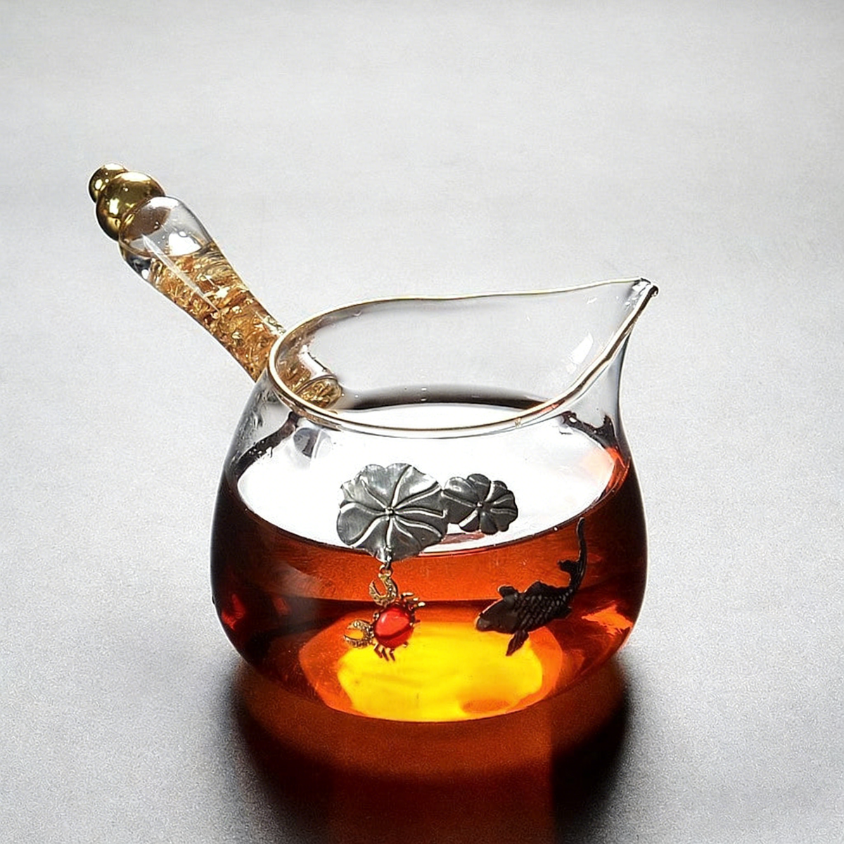 带金把手的玻璃公平杯