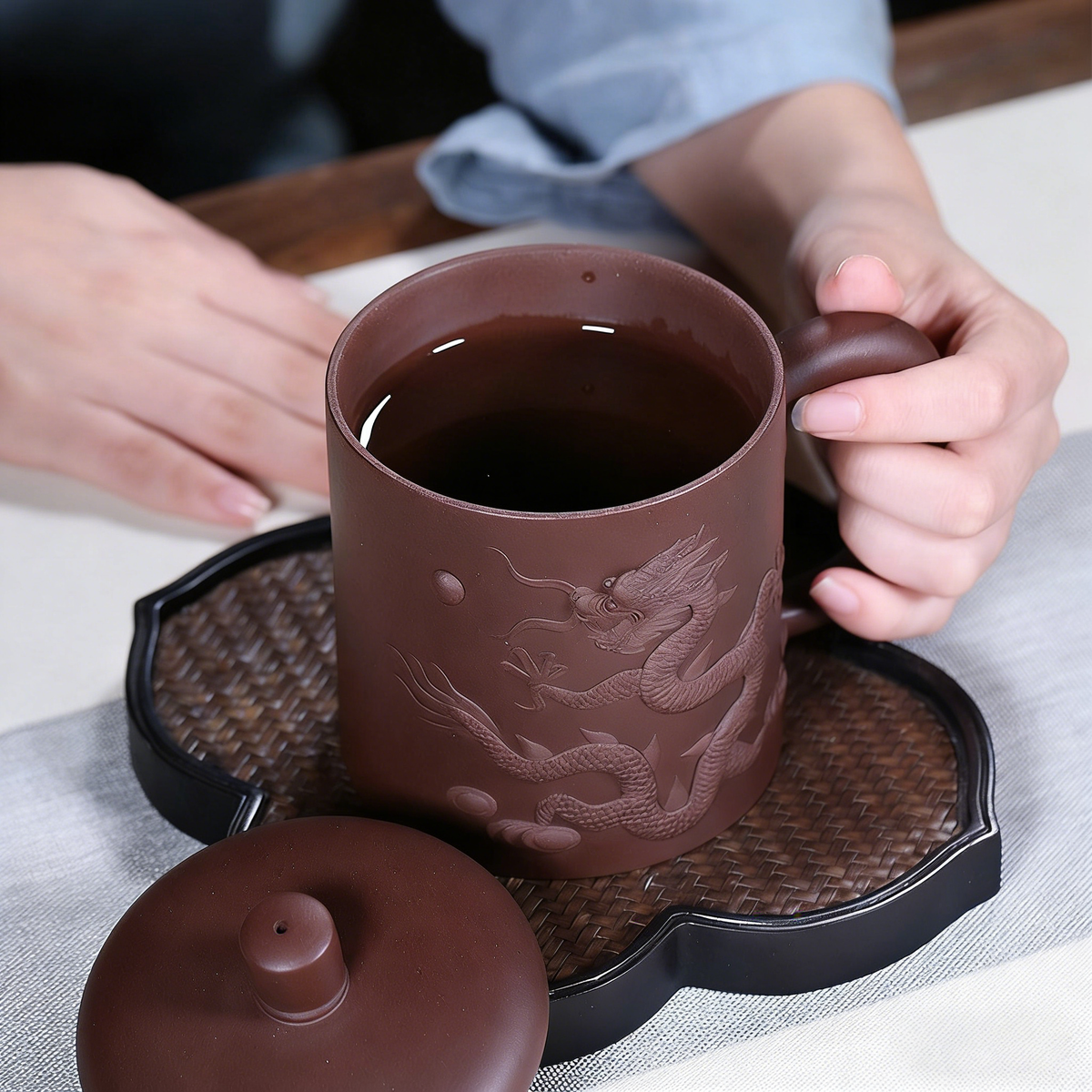 宜兴紫砂雕龙茶杯